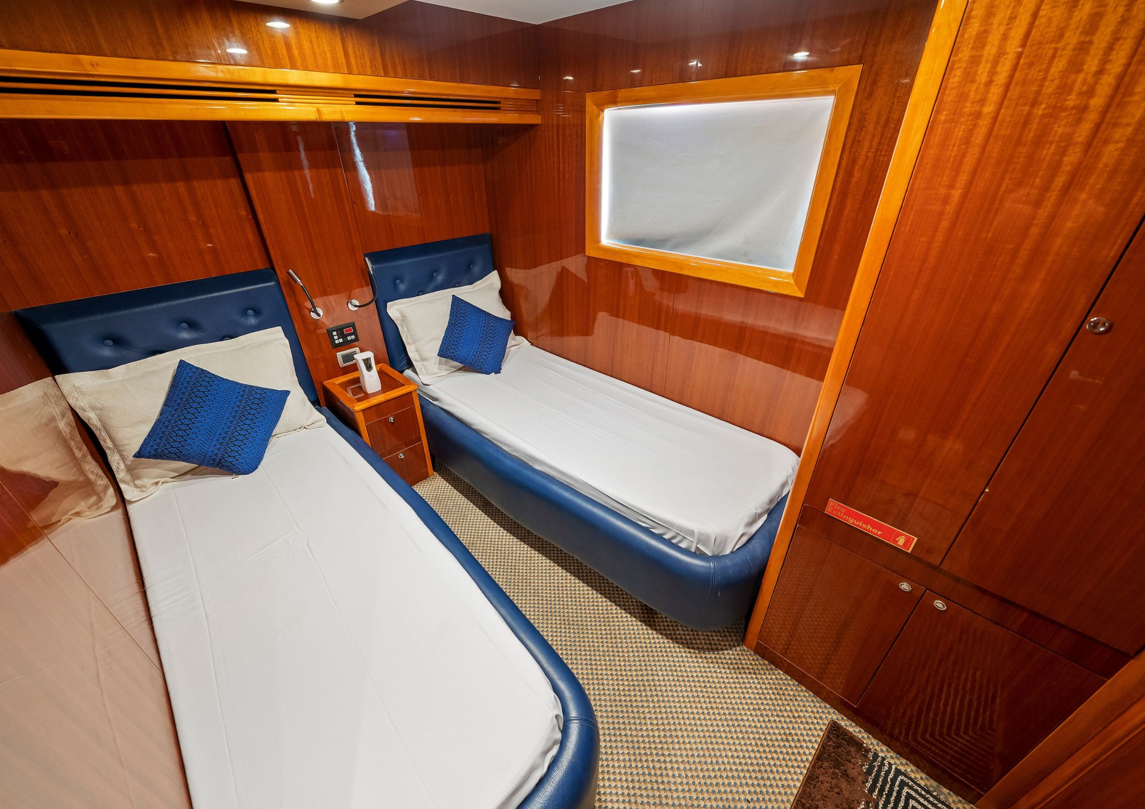 90ft yacht rental in dubai marina